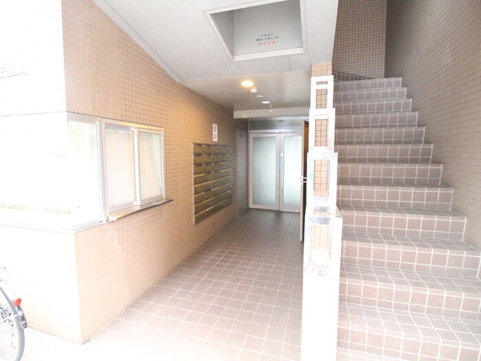 物件外観写真4　(エントランス部分)