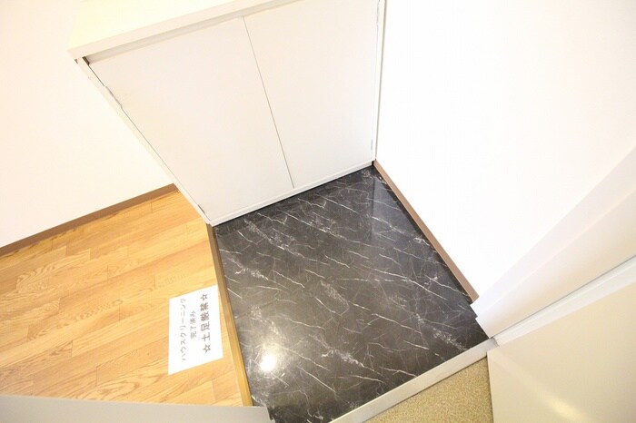 物件内観写真13　(玄関)