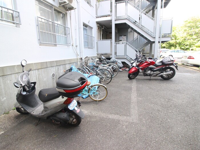 物件外観写真4　(駐輪場)
