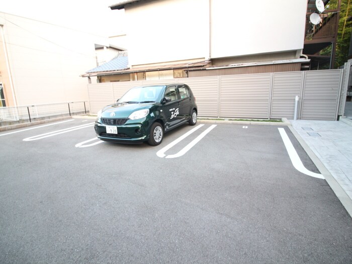 物件外観写真4　(駐車場)