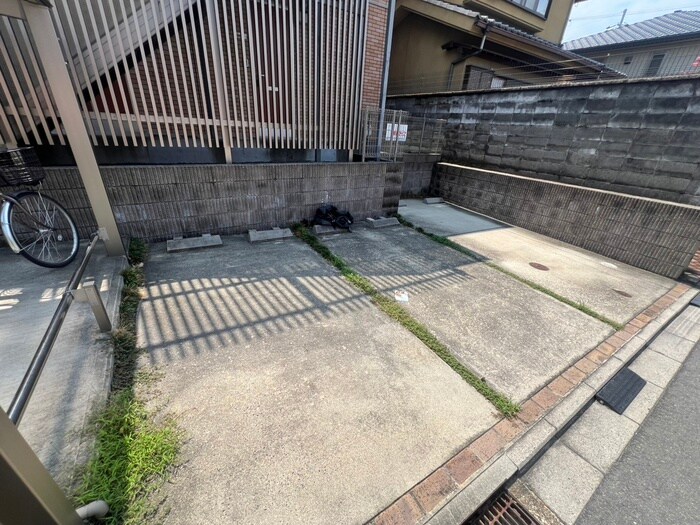 物件外観写真5　(駐車場)