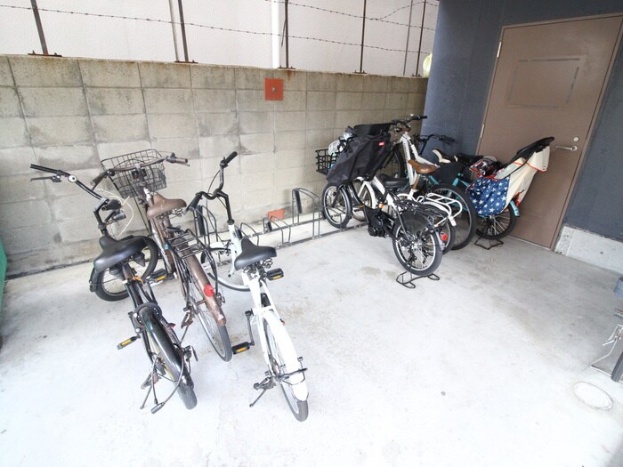 物件外観写真5　(駐輪場)