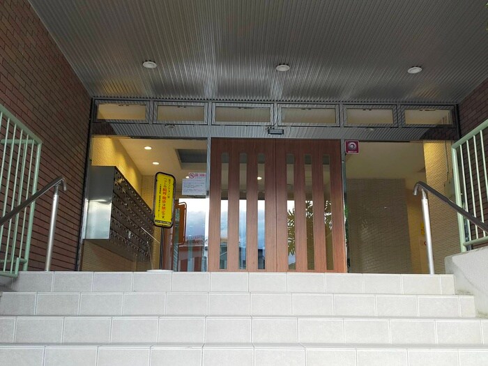 物件外観写真3　(エントランス部分)