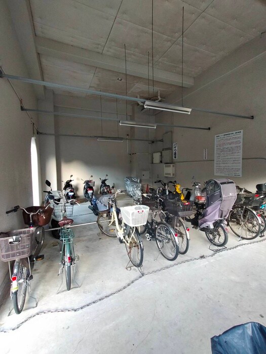 物件外観写真5　(駐輪場)