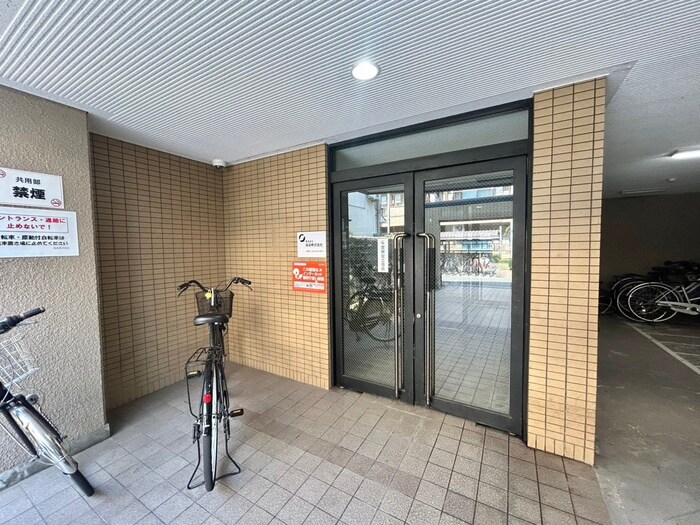 物件外観写真2　(エントランス部分)