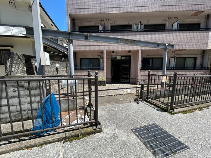 物件外観写真6　(エントランス部分)