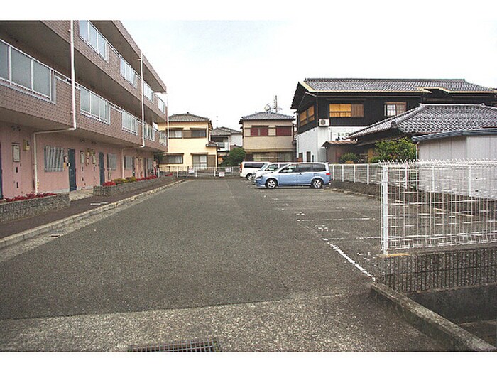 物件外観写真2　(駐車場)
