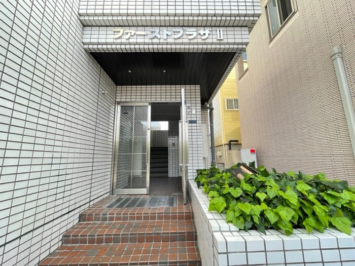 物件外観写真2　(エントランス部分)
