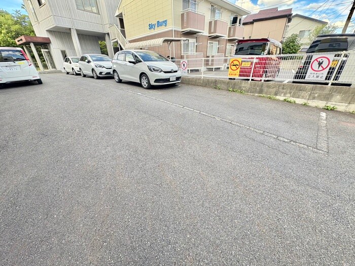物件外観写真2　(駐車場)