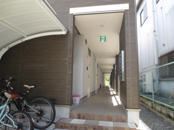 物件外観写真4　(エントランス部分)