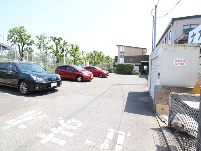 物件外観写真6　(駐車場)