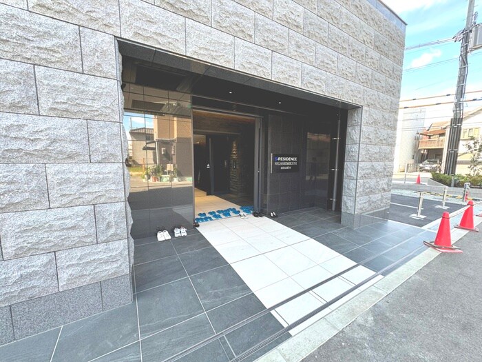 物件外観写真2　(エントランス部分)