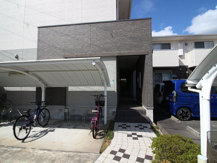 物件外観写真4　(エントランス部分)