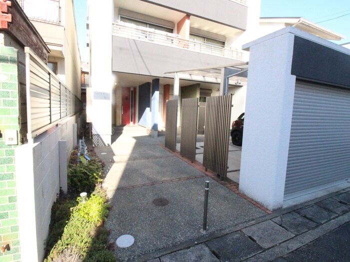 物件外観写真2　(エントランス部分)