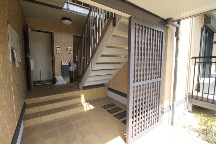 物件外観写真2　(エントランス部分)