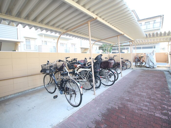 物件外観写真3　(駐輪場)