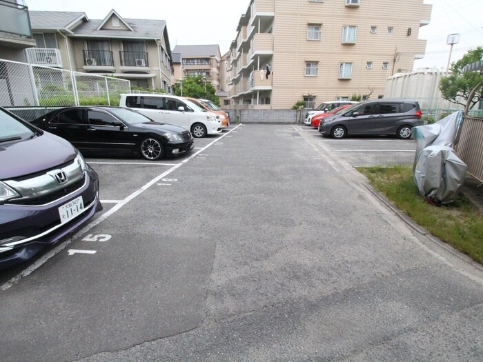 物件外観写真4　(駐車場)