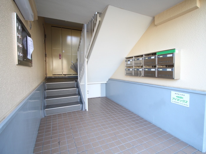 物件外観写真6　(エントランス部分)