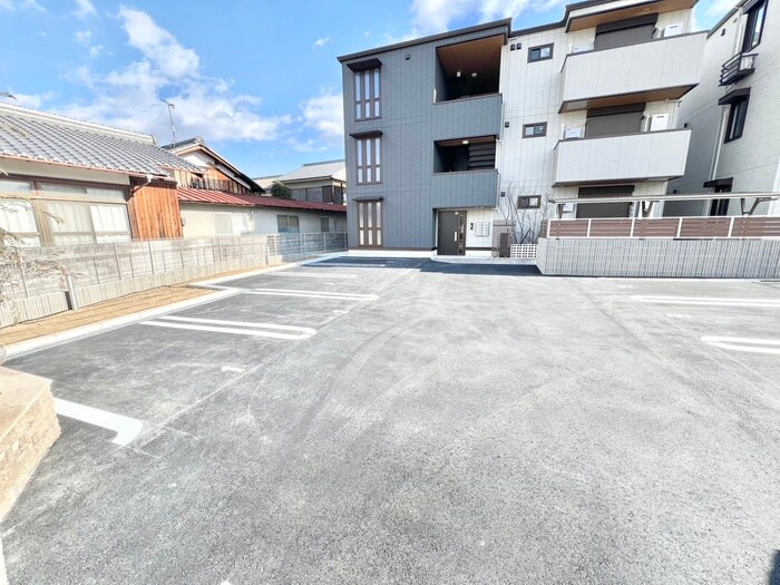 物件外観写真2　(駐車場)