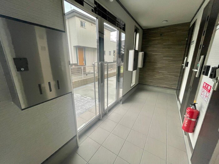物件外観写真6　(エントランス部分)