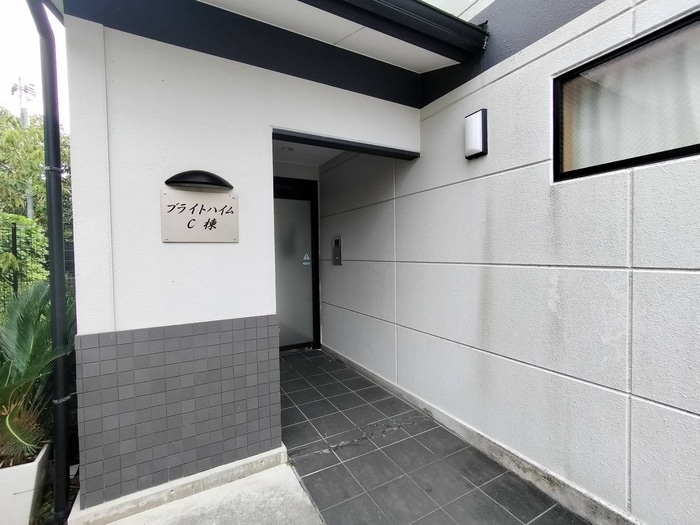 物件外観写真2　(エントランス部分)