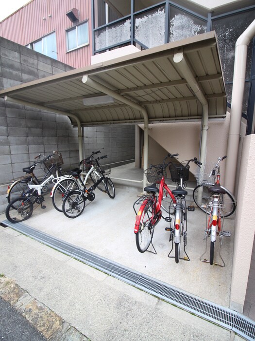 物件外観写真4　(駐輪場)