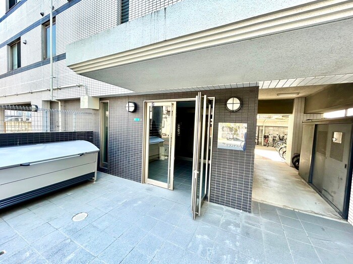 物件外観写真2　(エントランス部分)