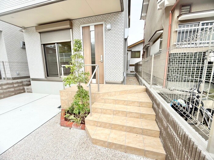 物件外観写真4　(エントランス部分)