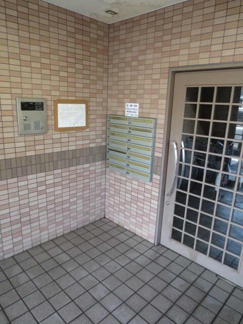 物件外観写真2　(エントランス部分)
