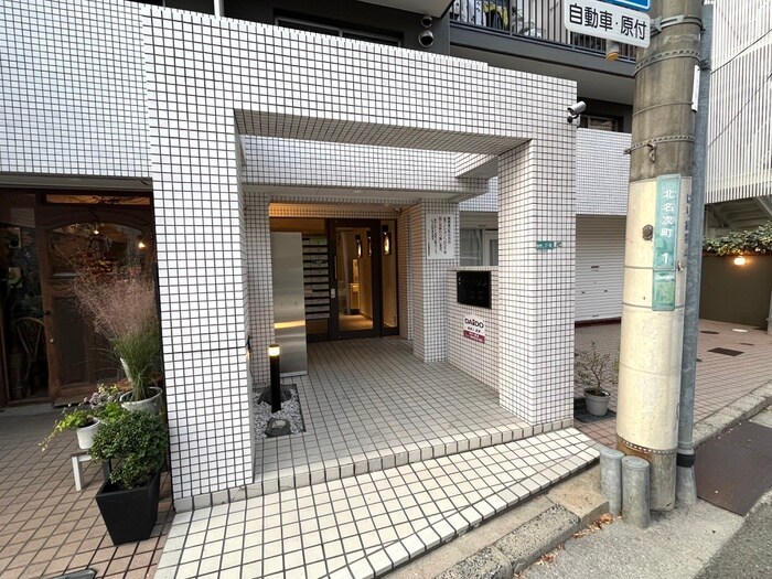 物件外観写真3　(エントランス部分)