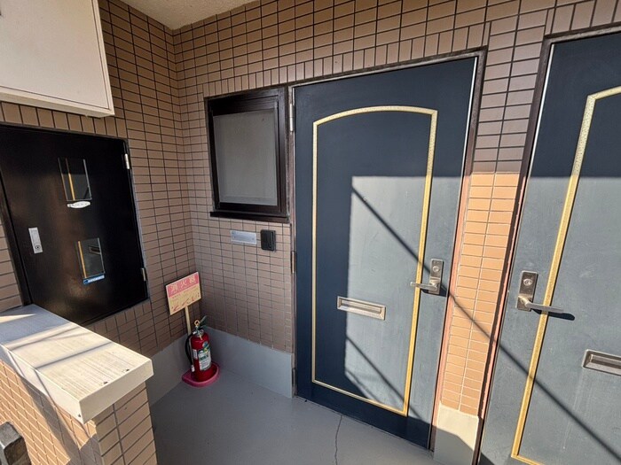 物件外観写真2　(エントランス部分)