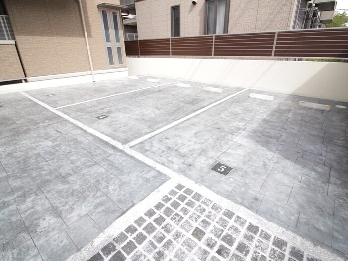 物件外観写真4　(駐車場)