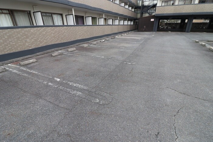 物件外観写真4　(駐車場)