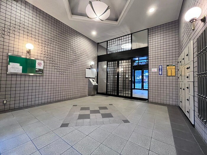 物件外観写真2　(エントランス部分)