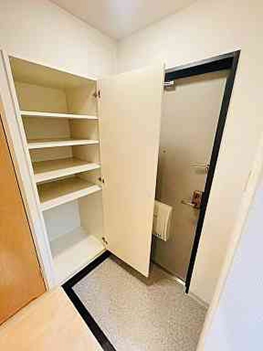 物件内観写真16　(玄関)