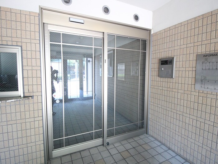 物件外観写真3　(エントランス部分)