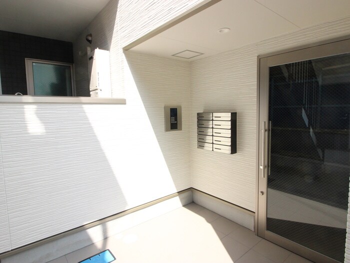 物件外観写真2　(エントランス部分)