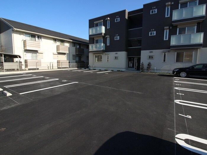 物件外観写真2　(駐車場)