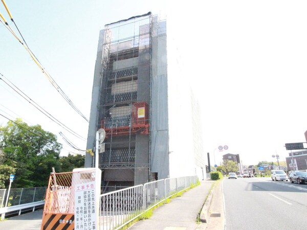 建築中