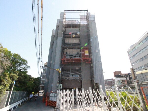 建築中