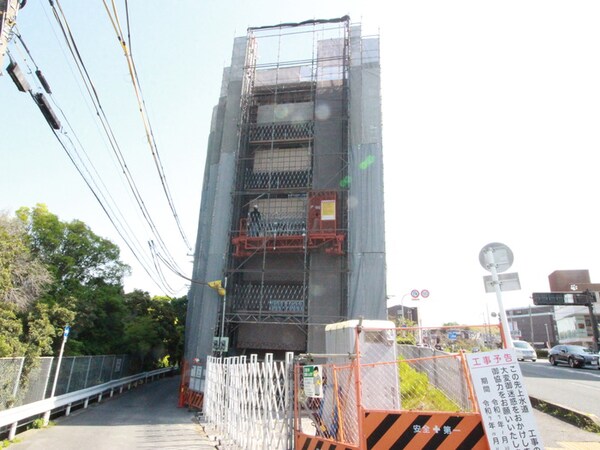 建築中