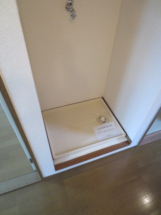 物件内観写真6　(洗濯機置場)