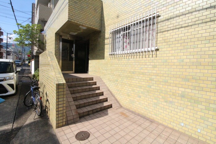 物件外観写真5　(エントランス部分)