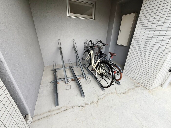 物件外観写真4　(駐輪場)