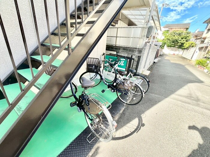 物件外観写真4　(駐輪場)