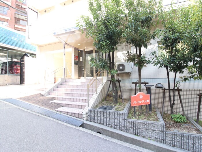 物件外観写真4　(エントランス部分)