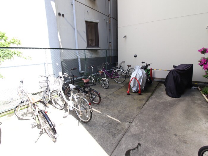 物件外観写真5　(バイク置き場)