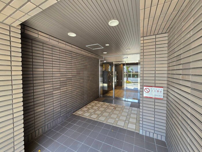 物件外観写真3　(エントランス部分)