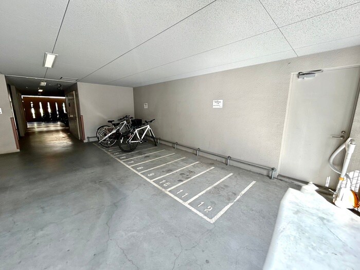 物件外観写真6　(バイク置き場)