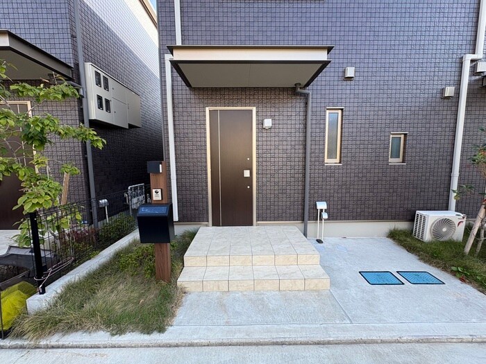 物件外観写真2　(エントランス部分)